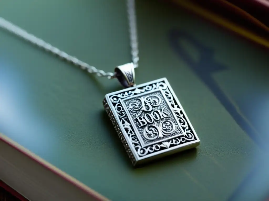 Collar de plata con colgante de libro detallado, ideal para amantes de libros