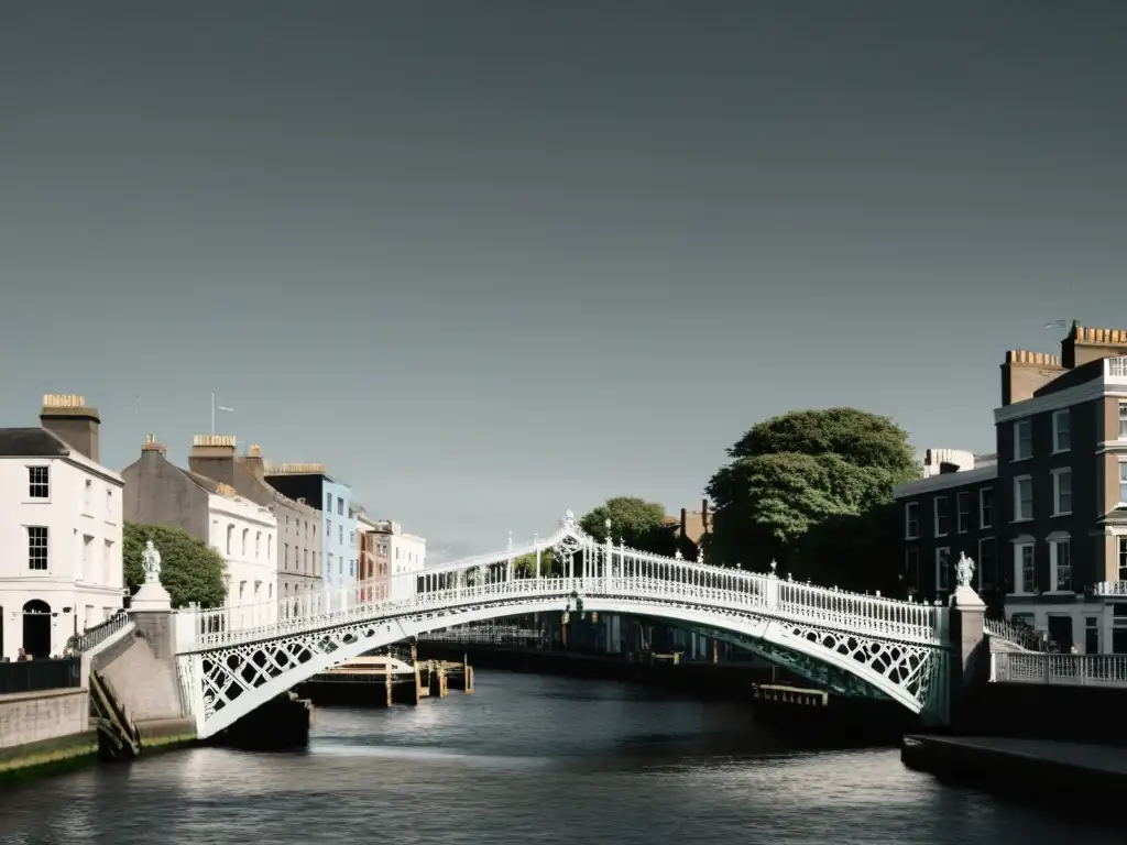 La icónica Ha'penny Bridge de Dublín en blanco y negro, evocando el Festival Internacional de Literatura Dublín