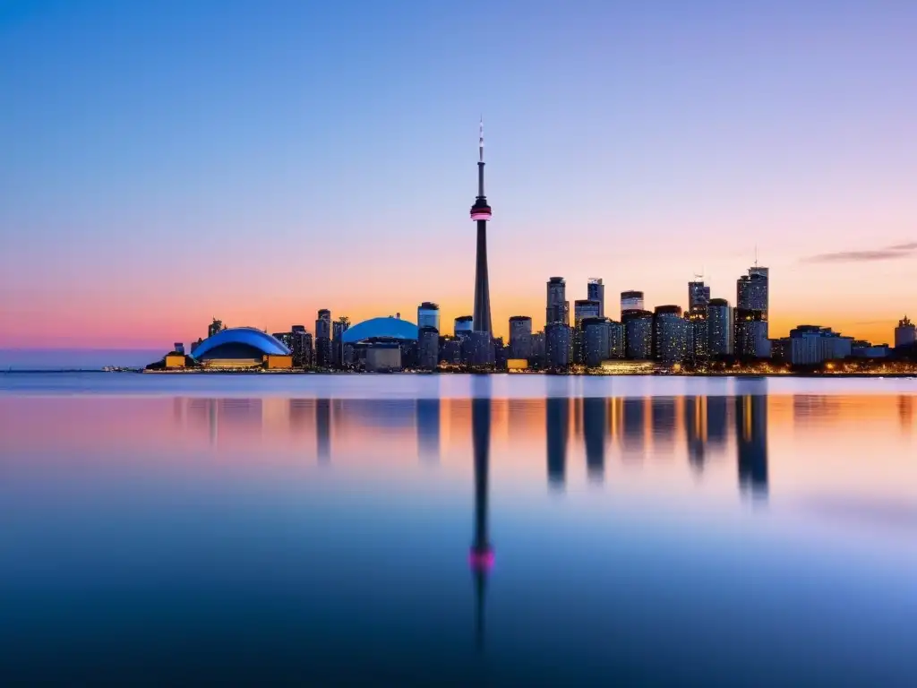 La silueta serena de Toronto al atardecer, con la icónica Torre CN destacando entre tonos cálidos