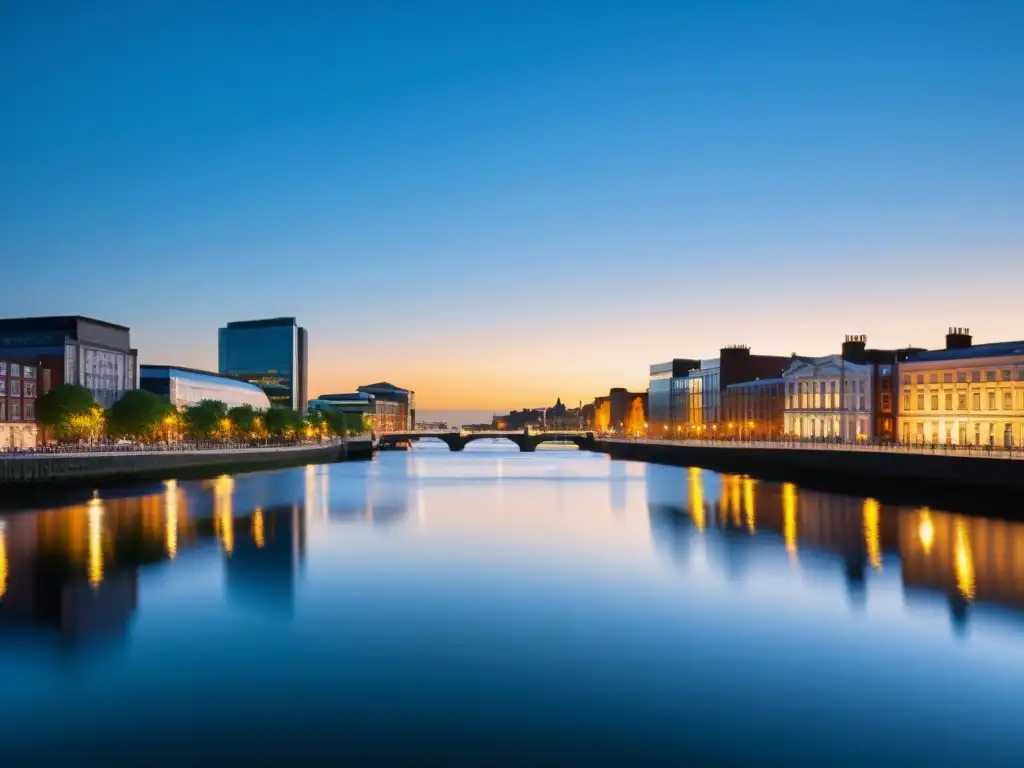 Vista serena de Dublín al atardecer, con el río Liffey reflejando la ciudad iluminada sutilmente